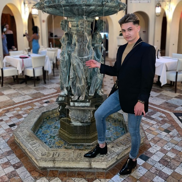 Meet your Posher, Daniel - Picture 3 of 3